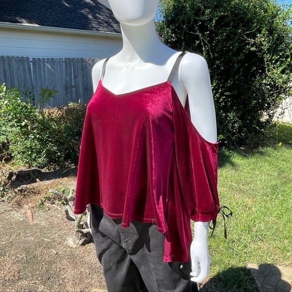 NWT ROMEO & Juliet Couture Burgundy Velvet Open Tie Back Cold Shoulder Top - Picture 10 of 12